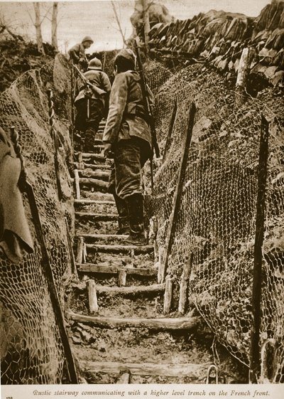 Rustieke trap die communiceert met een hoger gelegen loopgraaf aan het Franse front, 1914-19 door English Photographer